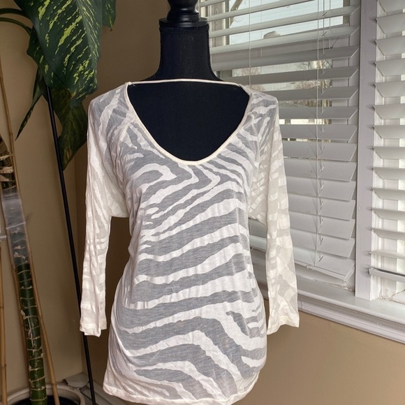 Express Tops - Express T shirt Crème Size Small
